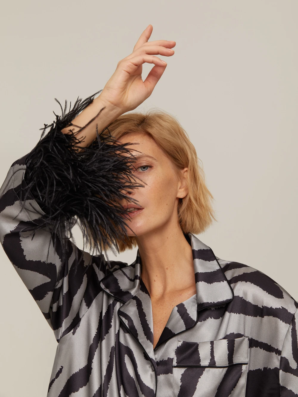 Костюм Vivien ( Цвет Серый с анималистическим принтом, с отделкой перья )