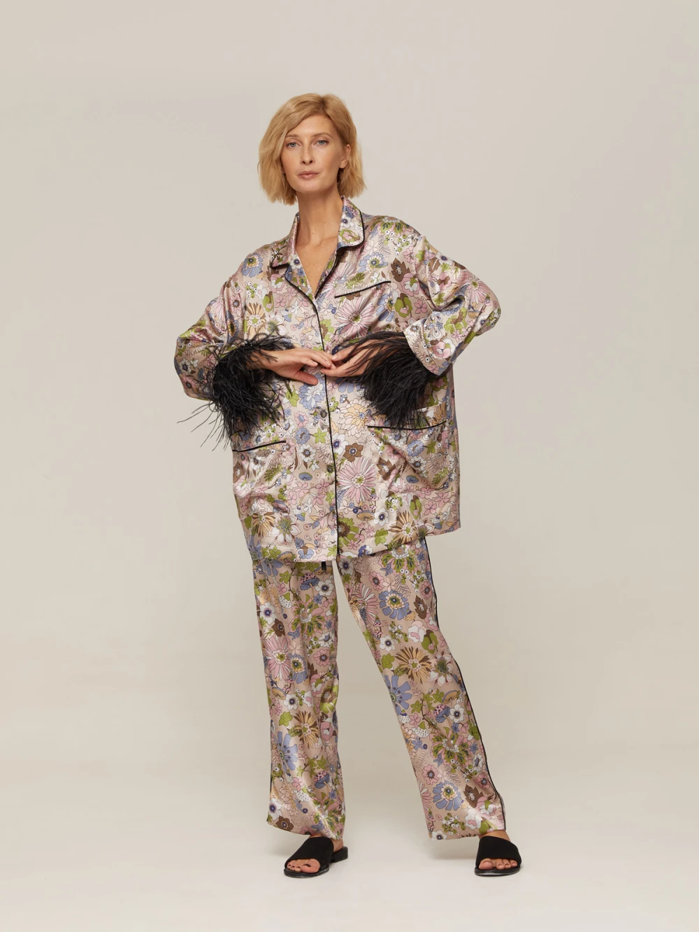 Костюм Vivien ( Цвет Бежевый с цветами, отделка чёрные перья )