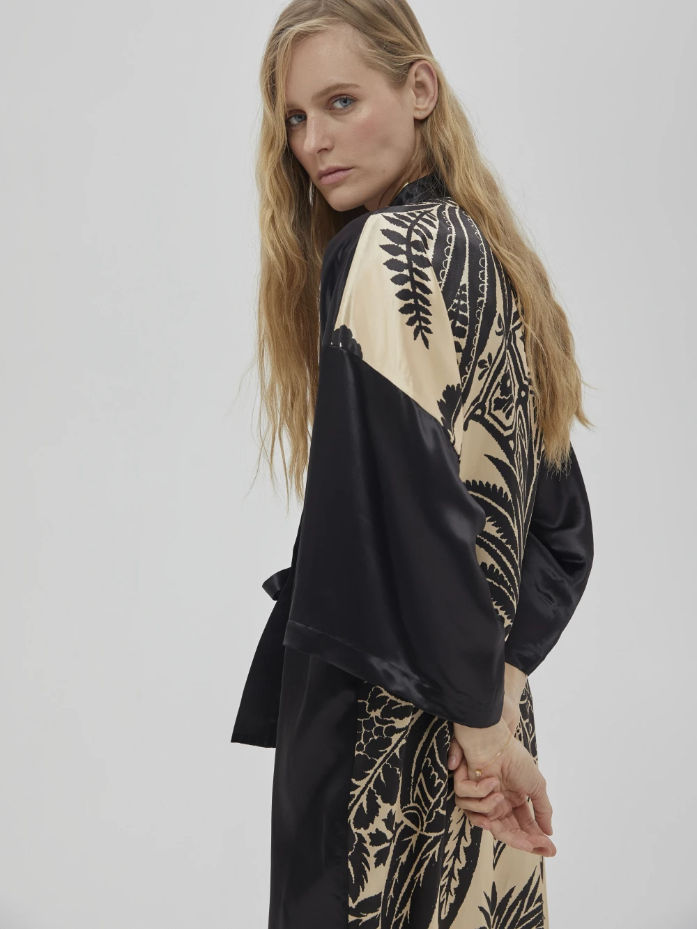Кимоно Sirin (Цвет Бежевый с узором/чёрный, Размер OneSize, Состав 100% вискоза)