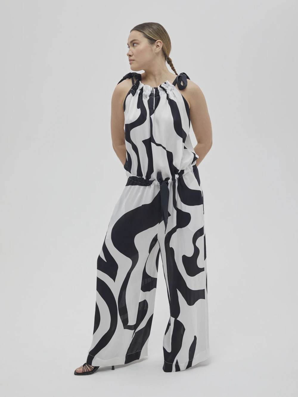 Комбинезон Maha (Цвет Белый с узором, Размер L, Состав 65% купро, 35% вискоза)