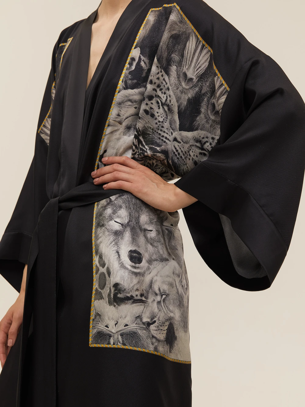 Кимоно Enka (Цвет Чёрный с анималистическим принтом, Размер S/M, Состав 100% шёлк)