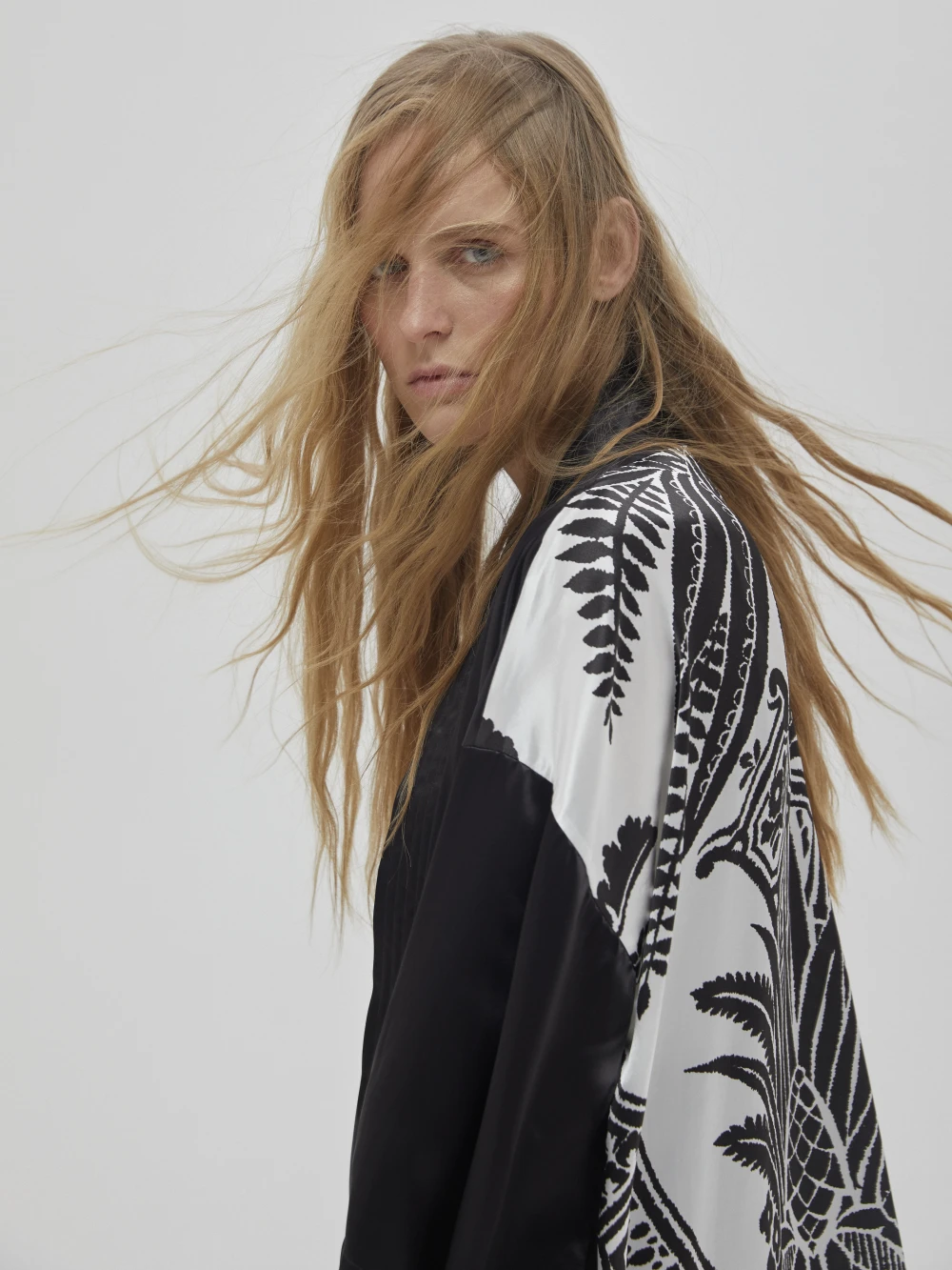 Кимоно Sirin (Цвет Белый с узором/чёрный, Размер OneSize, Состав 100% вискоза)