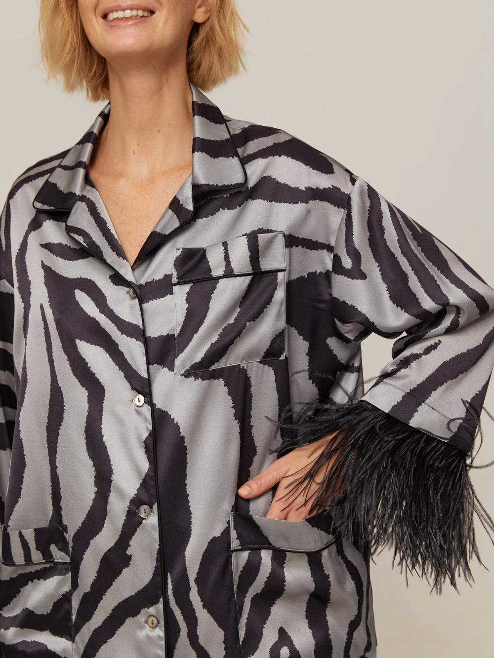 Костюм Vivien ( Цвет Серый с анималистическим принтом, с отделкой перья )