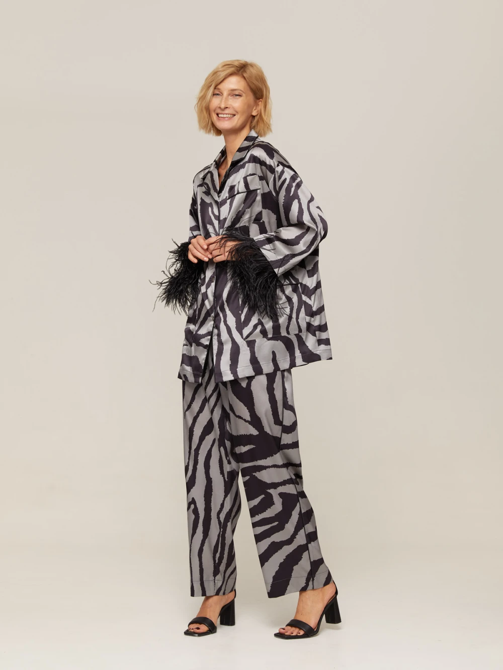 Костюм Vivien ( Цвет Серый с анималистическим принтом, с отделкой перья )