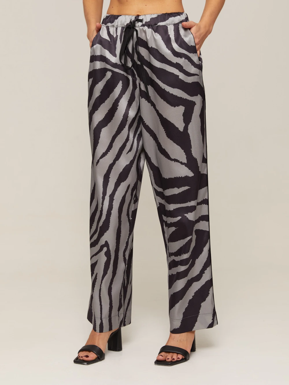 Костюм Vivien ( Цвет Серый с анималистическим принтом, с отделкой перья )