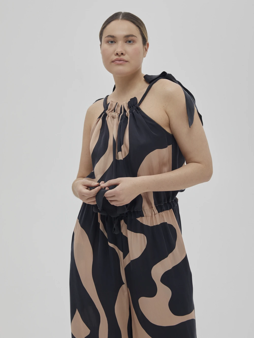 Комбинезон Maha (Цвет Бежевый с узором, Размер L, Состав 65% купро, 35% вискоза)