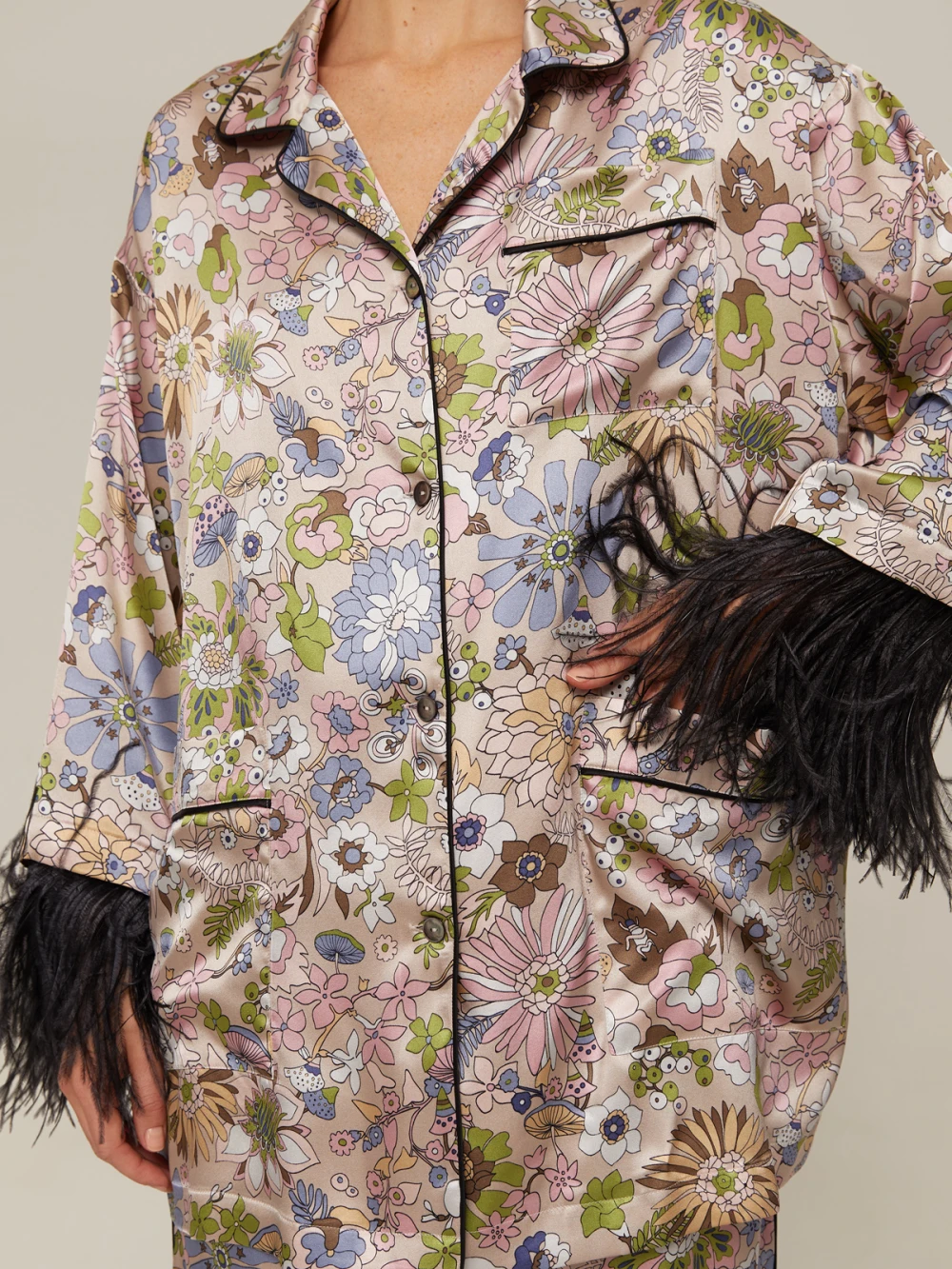 Костюм Vivien ( Цвет Бежевый с цветами, отделка чёрные перья )