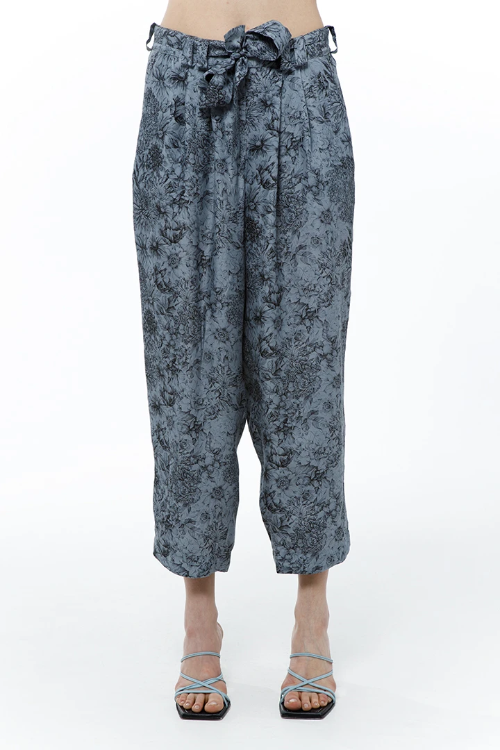 Брюки Tilda (Цвет Цветочный принт на сером, Размер 44/S, Состав 55% купро, 45% вискоза)