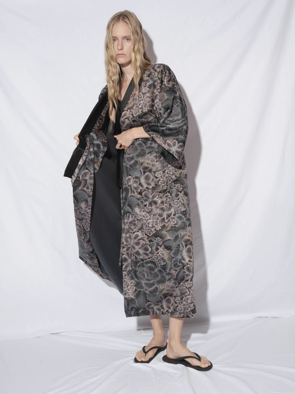 Кимоно Sirin (Цвет Тёмный с цветами, Размер OneSize, Состав 70% хлопок, 30% вискоза)