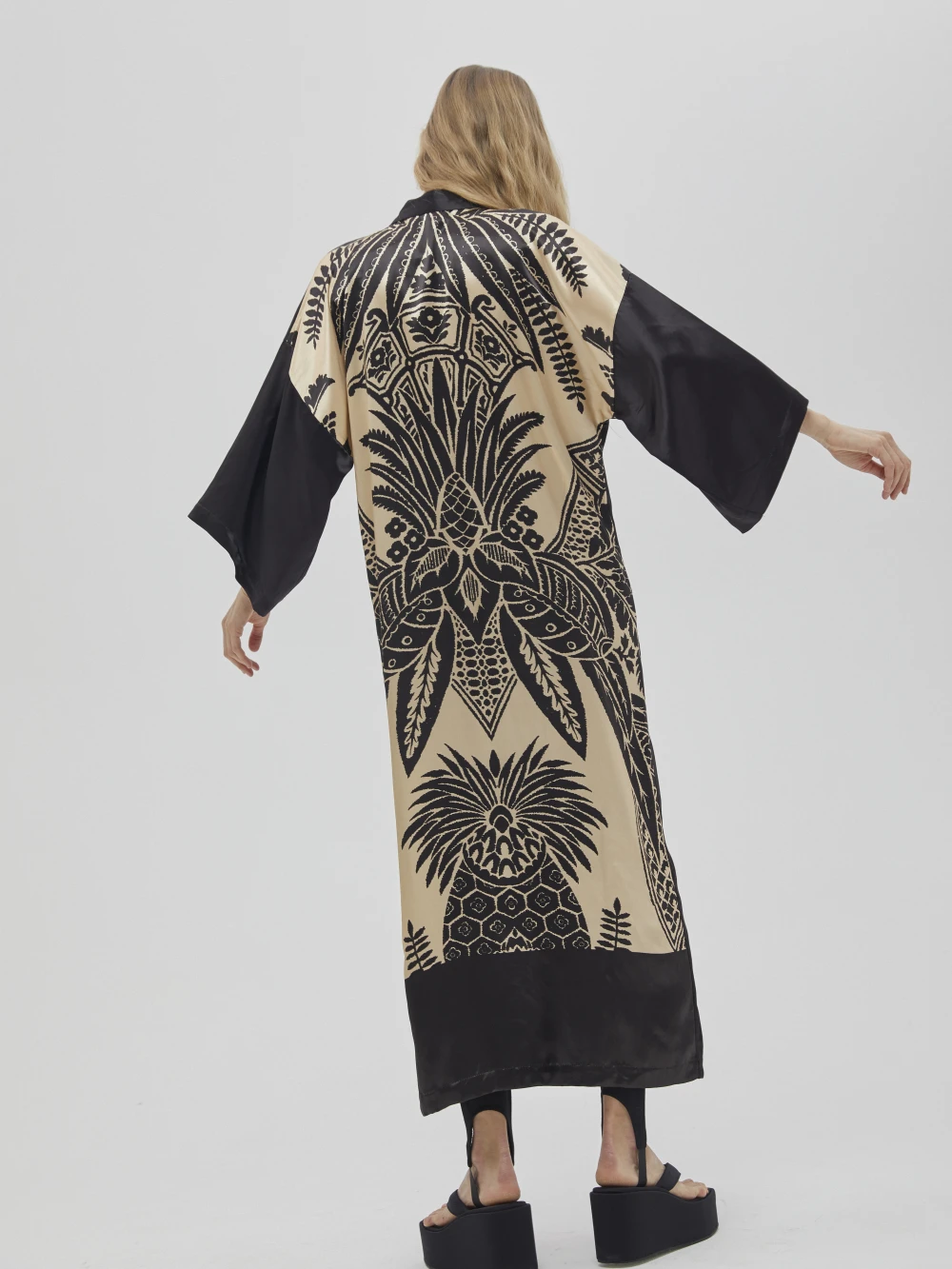 Кимоно Sirin (Цвет Бежевый с узором/чёрный, Размер OneSize, Состав 100% вискоза)