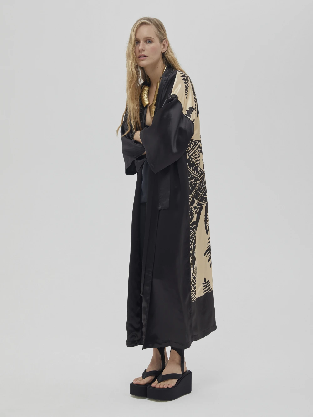 Кимоно Sirin (Цвет Бежевый с узором/чёрный, Размер OneSize, Состав 100% вискоза)