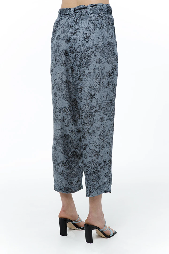 Брюки Tilda (Цвет Цветочный принт на сером, Размер 44/S, Состав 55% купро, 45% вискоза)