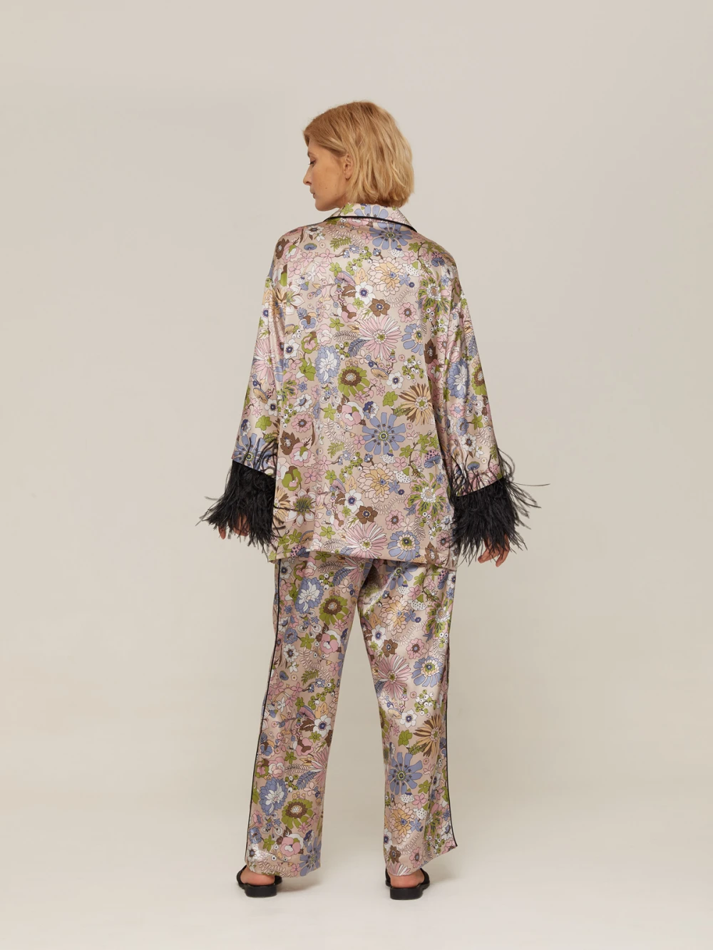 Костюм Vivien ( Цвет Бежевый с цветами, отделка чёрные перья )