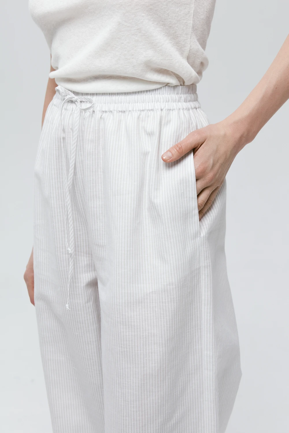 Брюки Wist (Цвет Бело-серая полоска, Размер 44/S, Состав 68% Хлопок, 32% Лён)