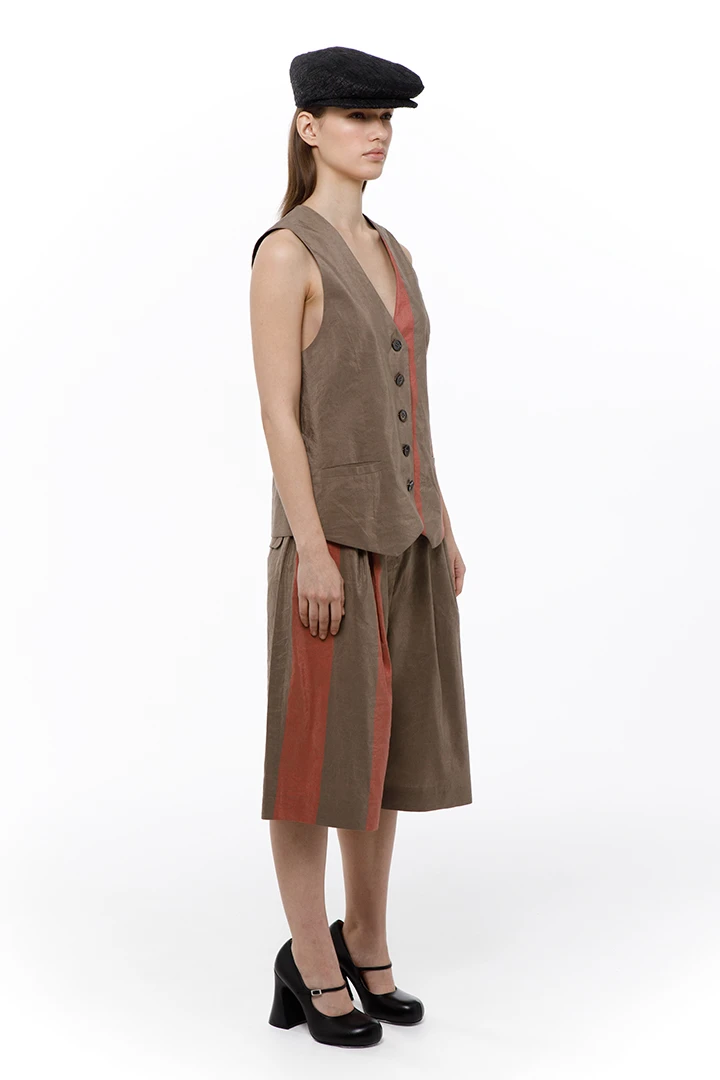 Жилет York ( Цвет Коричневый с красной полоской )